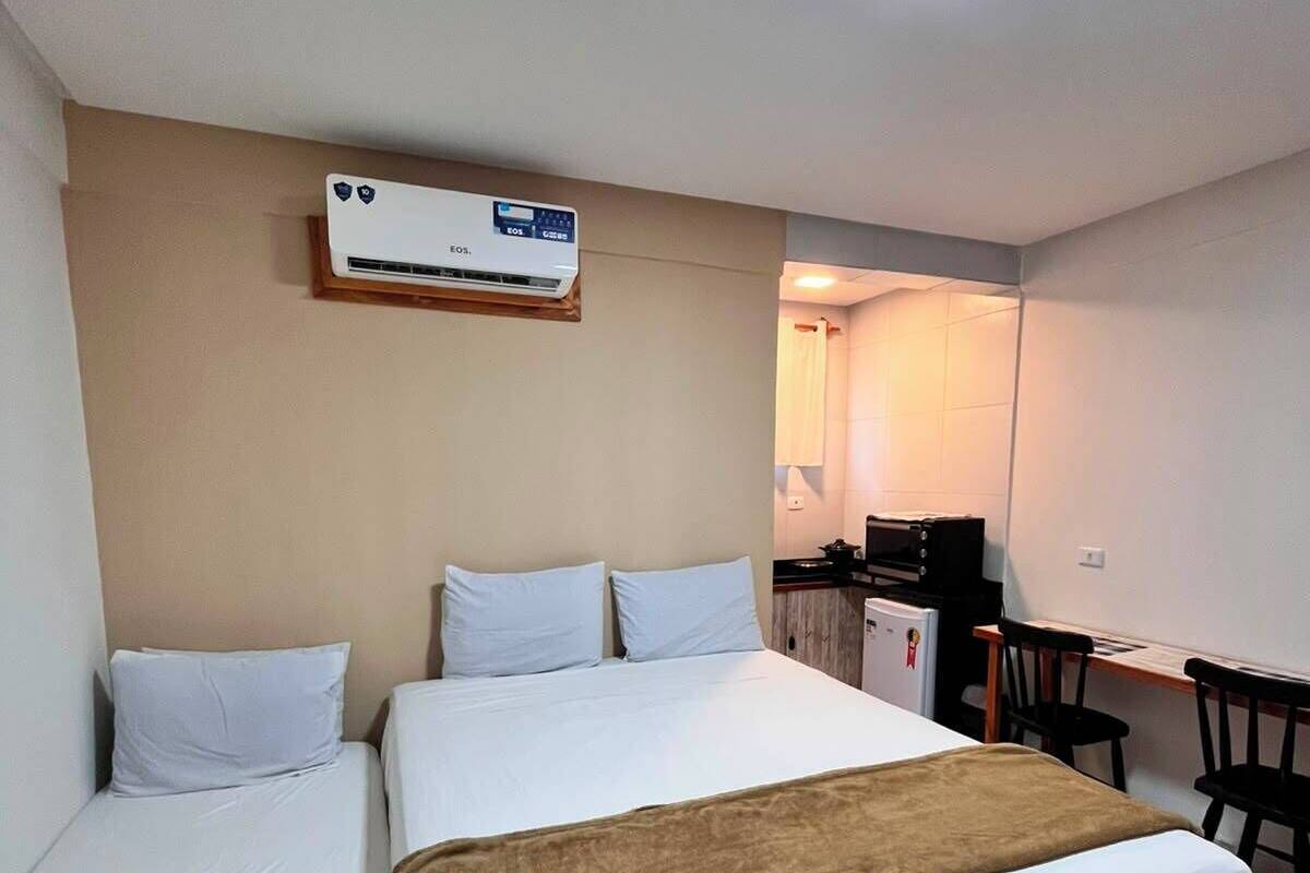 Escritorio, espacio para trabajar con laptop y wifi gratis 