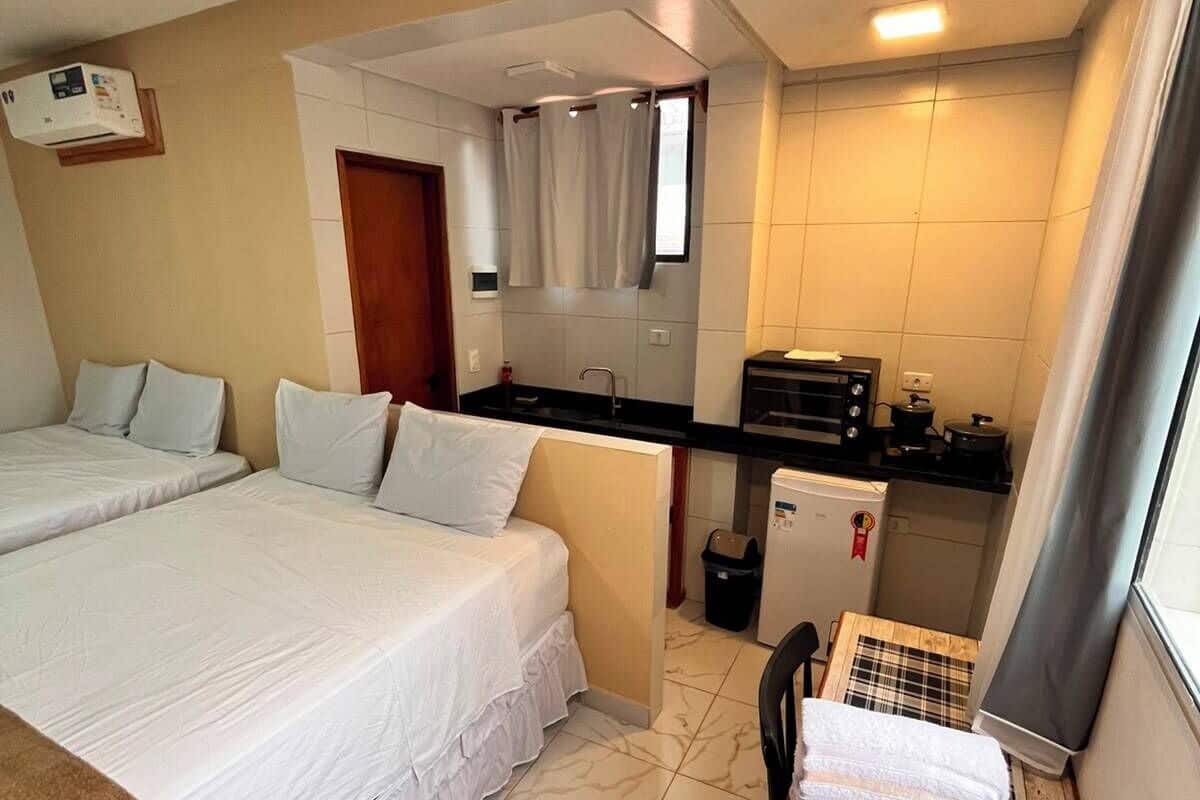 Escritorio, espacio para trabajar con laptop y wifi gratis 
