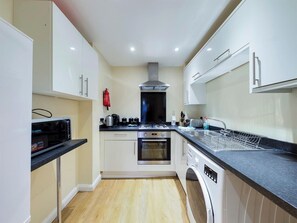 Fridge, microwave, oven, stovetop - Convenient 2BR Flat in Cowley | Near Foods | ST (Oxfordshire)