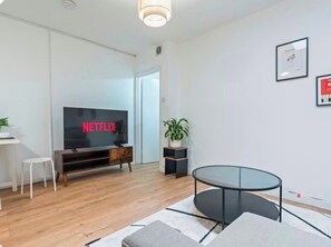 TV - Convenient 2BR Flat in Cowley | Near Foods | ST (Oxfordshire)