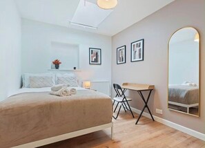 Desk, iron/ironing board, free WiFi, bed sheets - Convenient 2BR Flat in Cowley | Near Foods | ST (Oxfordshire)