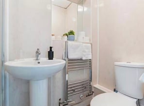 Hair dryer, towels, toilet paper - Convenient 2BR Flat in Cowley | Near Foods | ST (Oxfordshire)