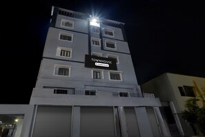 Un edificio de varios pisos con un letrero que dice 'TOWNHOUSE Company-Serviced'.