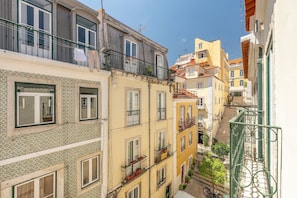 Eine enge Straße mit Gebäuden, die Balkone und Fenster zeigen.