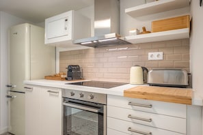 Eine moderne Küche mit Backofen, Kaffeemaschine und Toaster.