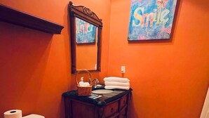 Secador de cabelo, toalhas de banho, sabonete, papel higiênico