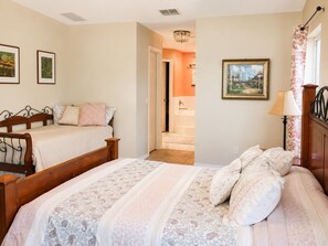 3 habitaciones, tabla de planchar con plancha, wifi y ropa de cama 