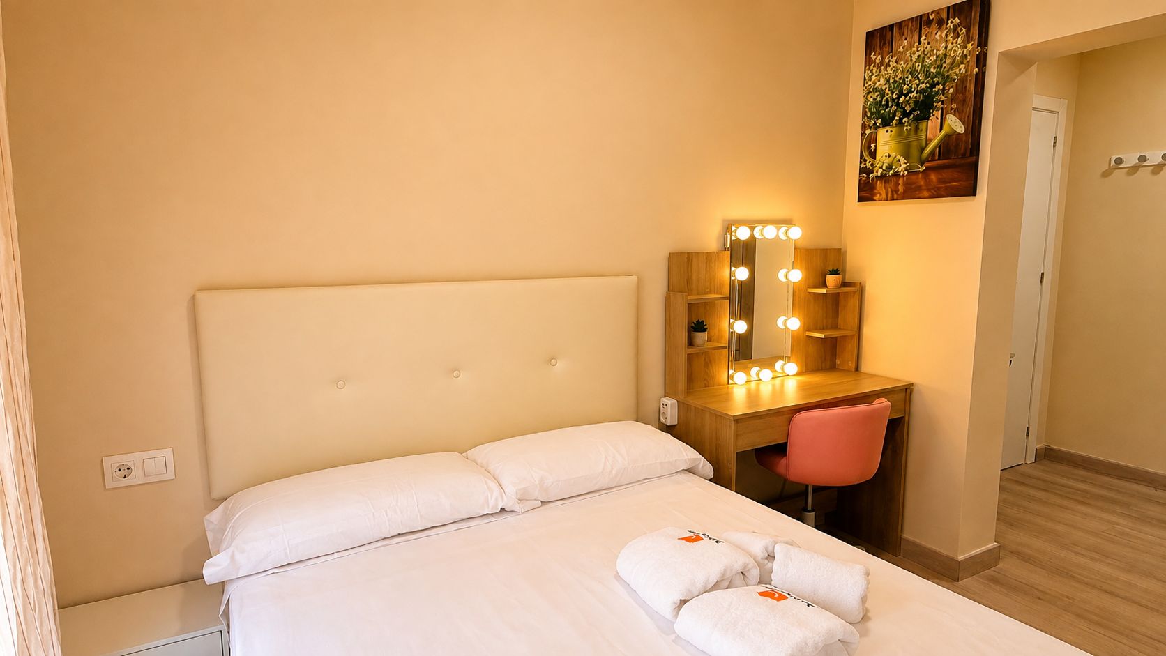 Une chambre d’hôtel avec un lit, un bureau doté d’un miroir et une chaise.