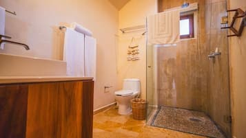 Deluxe Studio, Balcony, Garden View | Bathroom