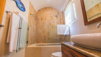 Ein Badezimmer mit Badewanne, Toilette und Waschbecken.