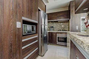 Coffee/tea maker, fridge, microwave, oven - Apto com Piscina e Garagem no Roçado (São José)