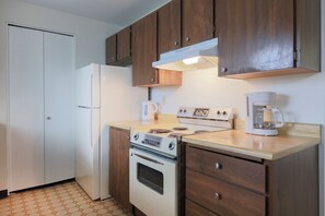 Private kitchen - Welcoming 1-bedroom condo in Portland near Nike and Intel (Portland)