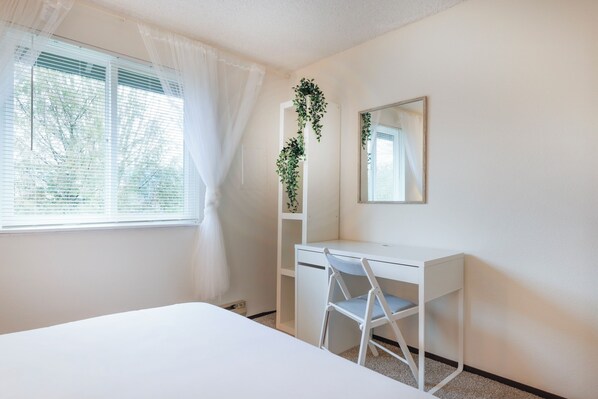 Room - Welcoming 1-bedroom condo in Portland near Nike and Intel (Portland)