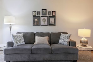 Living area - Welcoming 1-bedroom condo in Portland near Nike and Intel (Portland)