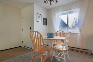 Dining - Welcoming 1-bedroom condo in Portland near Nike and Intel (Portland)