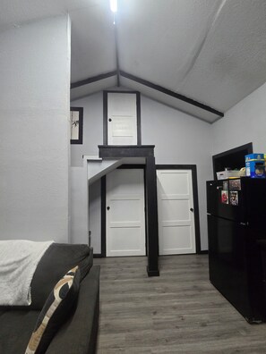 Interior - Cozy Modern Cabin with Vaulted Ceilings, Office room and Spacious Covered Porch (Pineville)