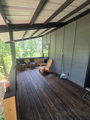 Terrace/patio - Cozy Modern Cabin with Vaulted Ceilings, Office room and Spacious Covered Porch (Pineville)