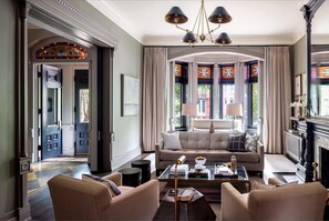 Living area - The Manor on Vermont, Historic DC Luxury Retreat (Washington)