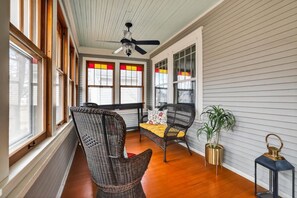 A room with a ceiling fan, wicker furniture, a potted plant, and a lantern. - Walk to Mayo Clinic! Luxury Furnished 4-bedroom house. Perfect for families (Rochester)