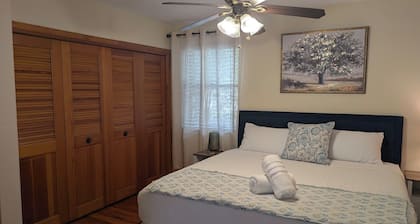 The Garden Gate Estate, Spacious but Cozy. Near dowtown and highway 25 and 50.