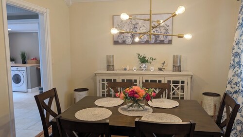 The Garden Gate Estate, Spacious but Cozy. Near dowtown and highway 25 and 50.