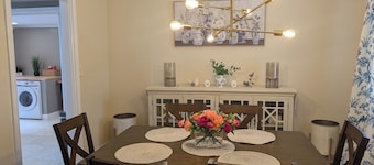 The Garden Gate Estate, Spacious but Cozy. Near dowtown and highway 25 and 50.