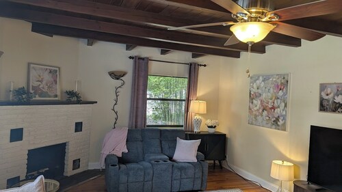 The Garden Gate Estate, Spacious but Cozy. Near dowtown and highway 25 and 50.