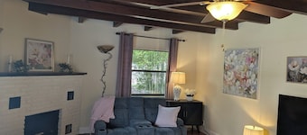 The Garden Gate Estate, Spacious but Cozy. Near dowtown and highway 25 and 50.