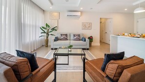 Căn hộ (2 Bedrooms) | Khu phòng khách | TV 