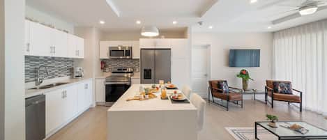 Apartment (2 Bedrooms) | Private kitchen | Fridge, microwave, oven, stovetop