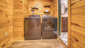 Eine Holzhütte mit einer kleinen Waschküche, in der zwei Waschmaschinen stehen.