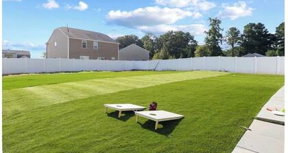 5BR Raleigh Retreat Sleeps 12 Projector & Yard
