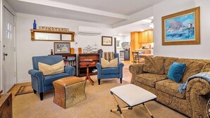 A living room with two sofas, a coffee table, and a bookshelf. - Dunning Ranch Guest Buyout by Avantstay 40-acre Vineyard Estate + Spa Tub BBQ + Private Decks (Paso Robles)