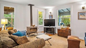 A living room with a fireplace, a television, and a sofa. - Dunning Ranch Guest Buyout by Avantstay 40-acre Vineyard Estate + Spa Tub BBQ + Private Decks (Paso Robles)