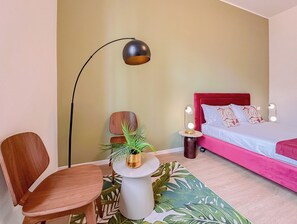 A room with a bed, a chair, a desk, a lamp, a mirror, and a plant. - Flatsharing - Gioia Green suite - 1 bedroom (Milan)