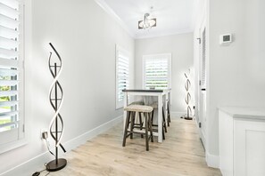 Ein modernes Interieur mit Essbereich, Stehlampe und Deckenleuchte.