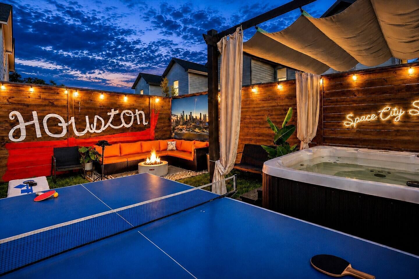 Une terrasse extérieure équipée d’une table de ping-pong, d’un jacuzzi et d’un espace détente avec des coussins.
