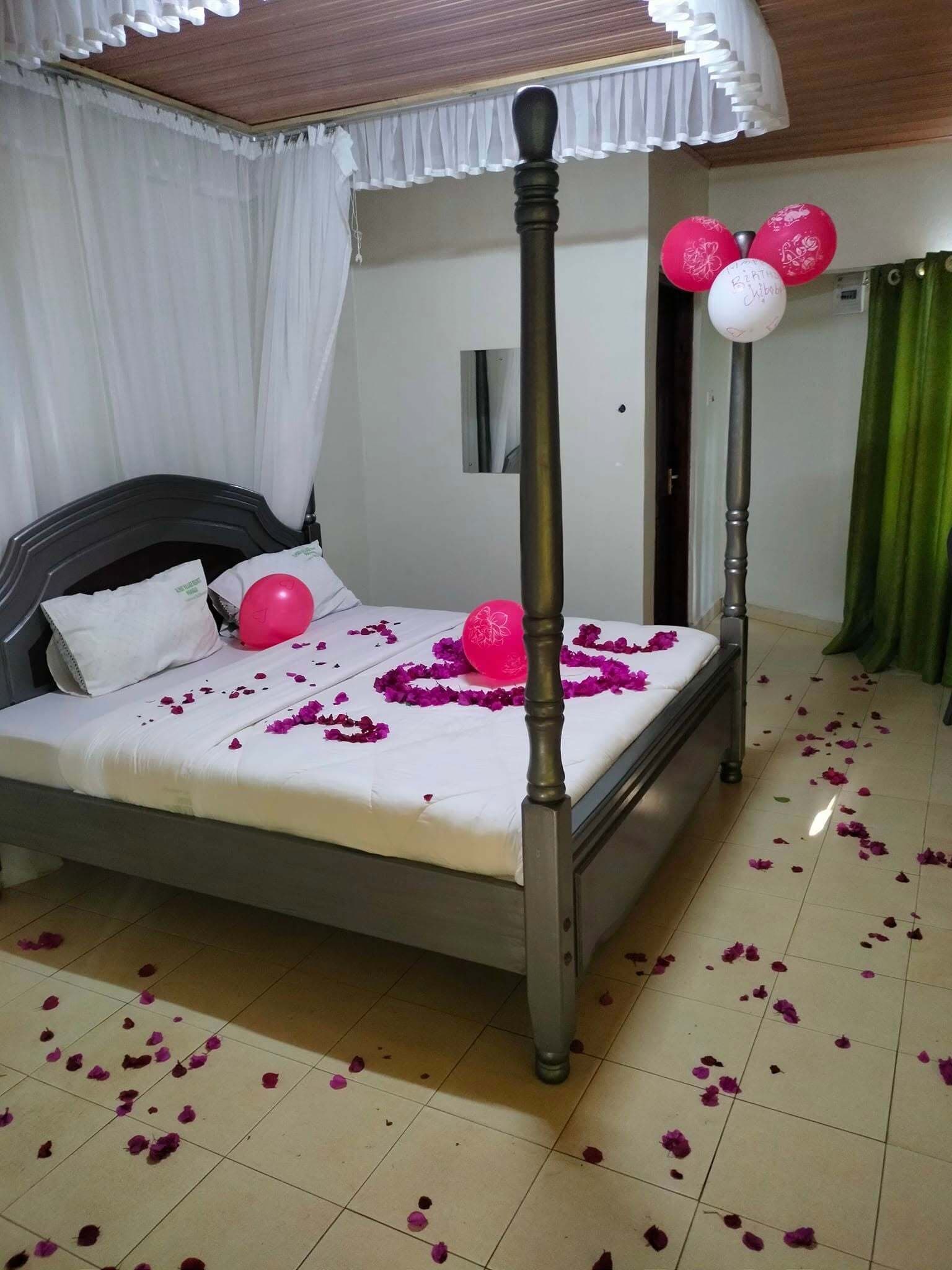 Wifi gratis, decoración personalizada y muebles diferentes 