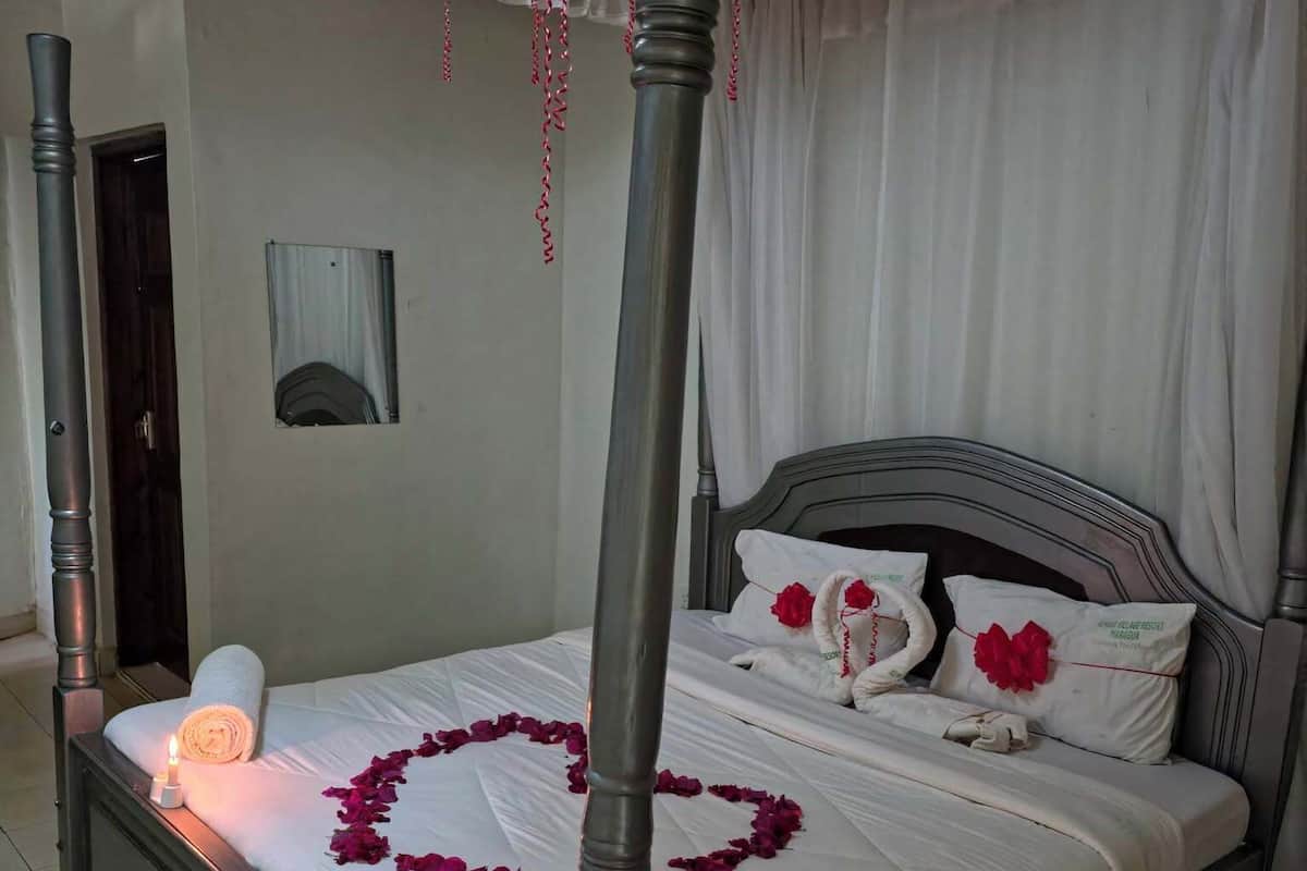 Standard Double Room | WiFi (free), individually decorated, individually furnished, bed sheets