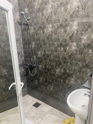Ilmaiset hygieniatuotteet, pyyhkeet, vessapaperi