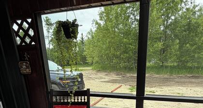 Cozy Canoe Open concept cabin in Boggy Creek close to lakes and parks