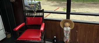 Cozy Canoe Open concept cabin in Boggy Creek close to lakes and parks