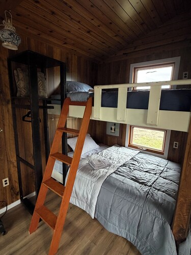 Cozy Canoe Open concept cabin in Boggy Creek close to lakes and parks