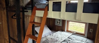 Cozy Canoe Open concept cabin in Boggy Creek close to lakes and parks