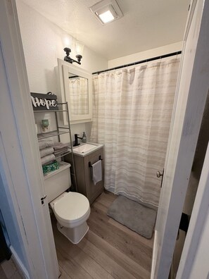 Haartrockner, Handtücher, Seife, Toilettenpapier