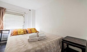 2 habitaciones, caja de seguridad en la habitación y escritorio 