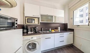 Cafetera y tetera, refrigerador, microondas y horno 