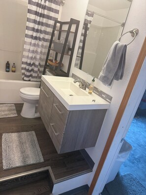 Bathroom - Charming building in lovely Spangle with cool AC throughout (Spangle)