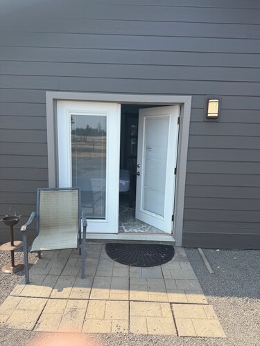 Charming building in lovely Spangle with cool AC throughout