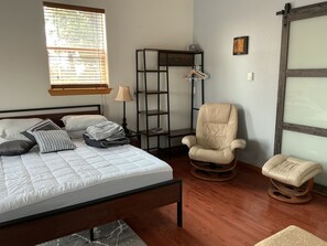 Room - Charming building in lovely Spangle with cool AC throughout (Spangle)